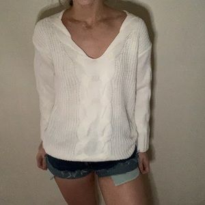 White v neck knitted sweater